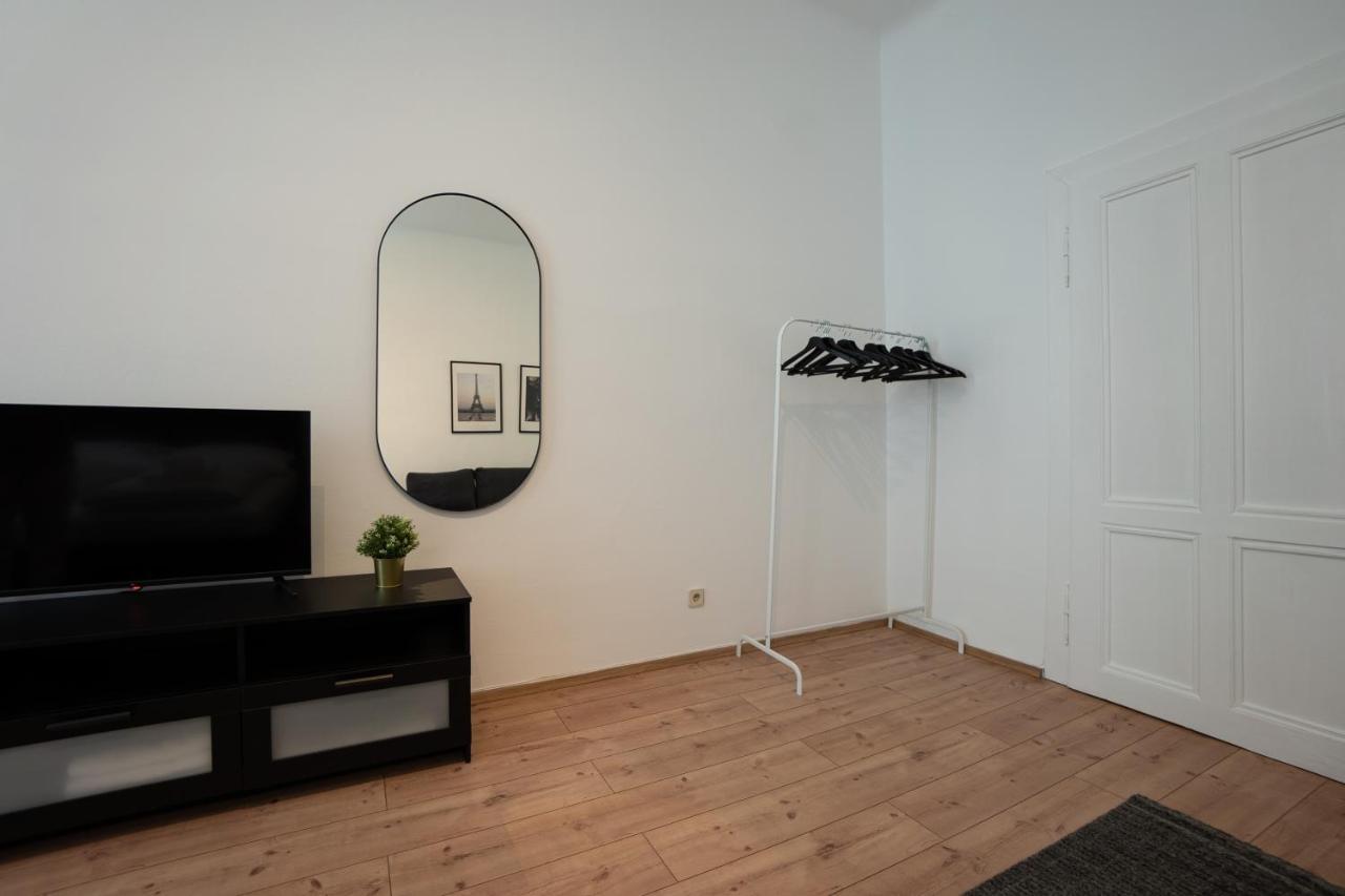 Lovely 1-Bedroom Apartment Next To Praterstern Wenen Buitenkant foto