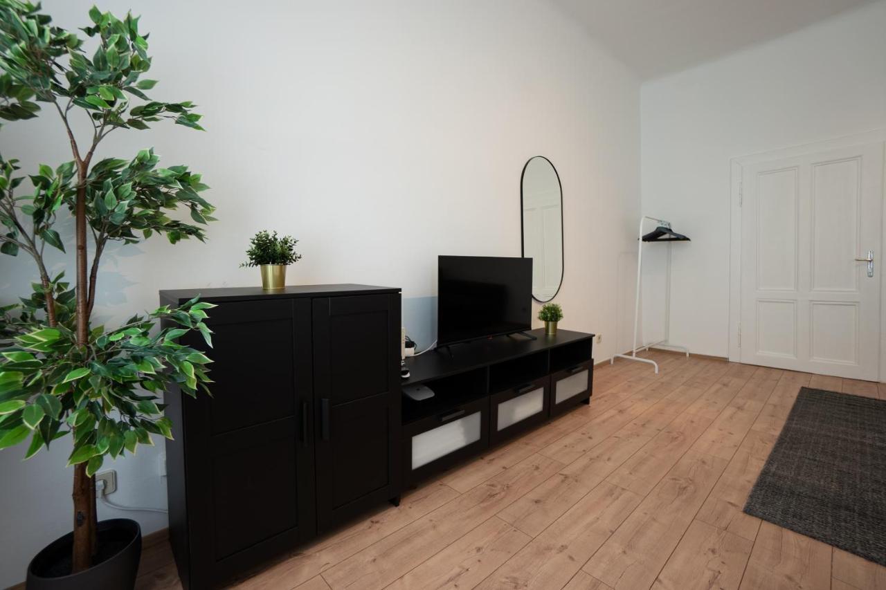 Lovely 1-Bedroom Apartment Next To Praterstern Wenen Buitenkant foto