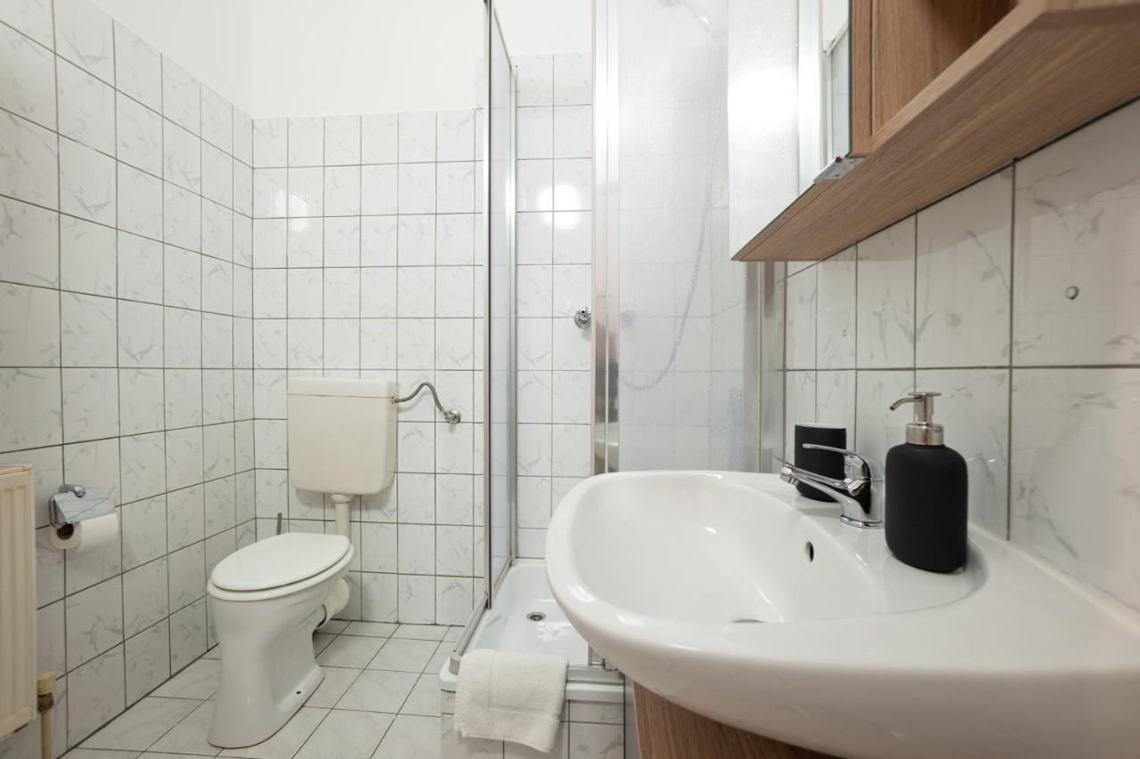 Lovely 1-Bedroom Apartment Next To Praterstern Wenen Buitenkant foto