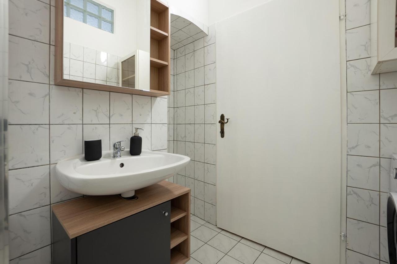 Lovely 1-Bedroom Apartment Next To Praterstern Wenen Buitenkant foto