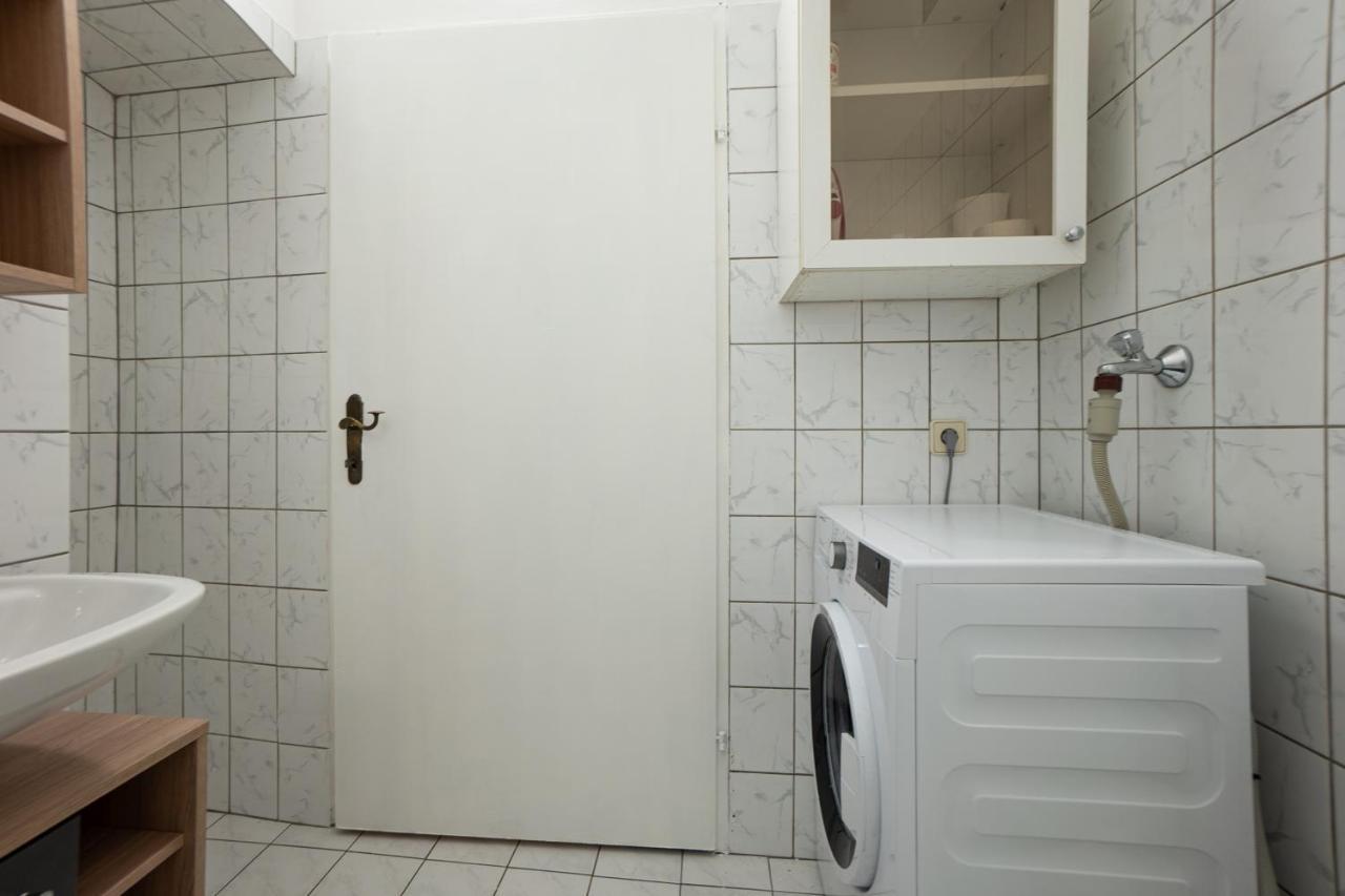 Lovely 1-Bedroom Apartment Next To Praterstern Wenen Buitenkant foto