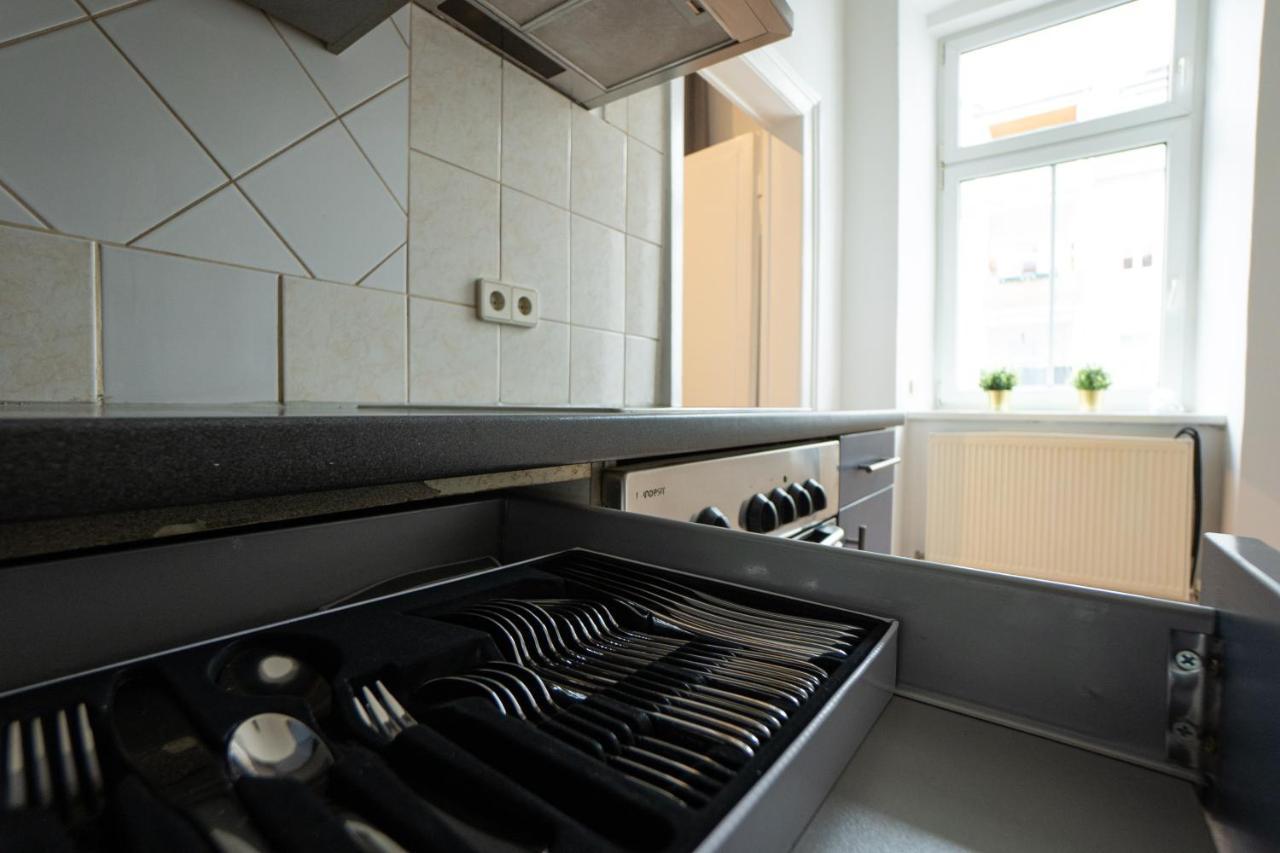 Lovely 1-Bedroom Apartment Next To Praterstern Wenen Buitenkant foto